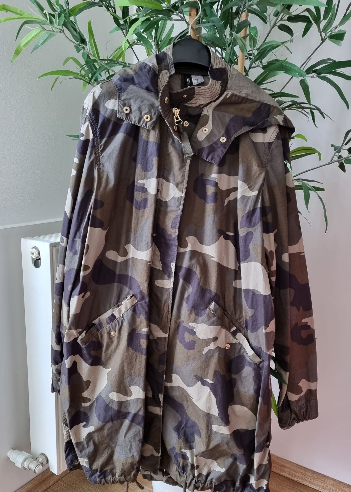 Geaca parka H&M, imprimeu camuflaj, dama, marimea 40