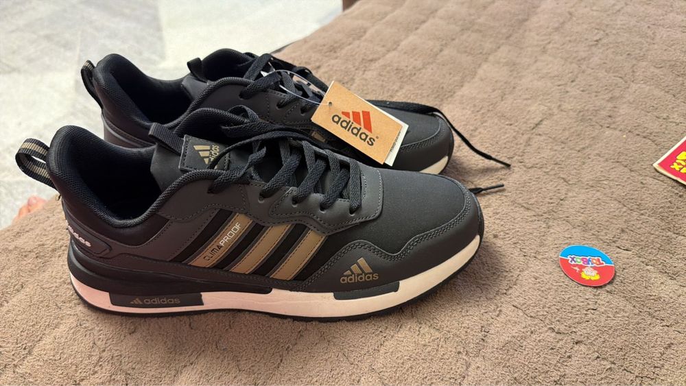 Новые кроссовки adidas