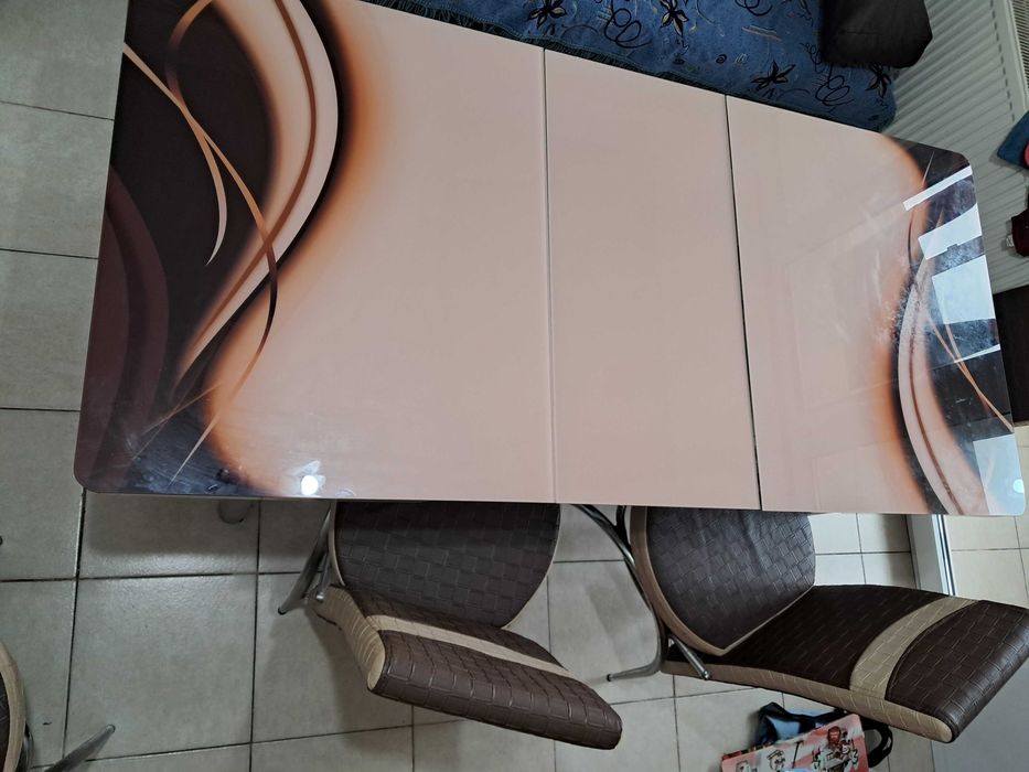 Masa de bucătărie extensibila cu scaune tapițate.