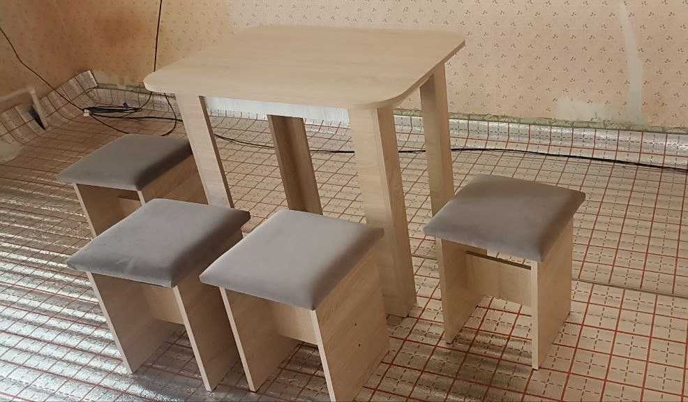 Стол кухонный и 4 стула