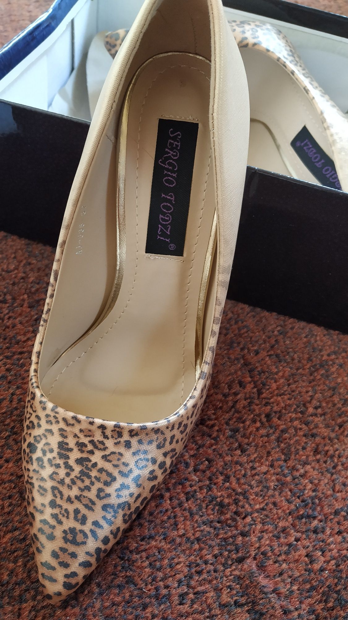 Pantofi noi animal print.