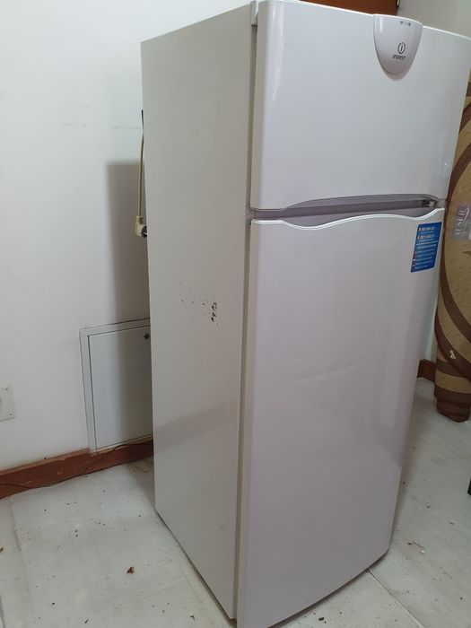 Vând frigider Indesit