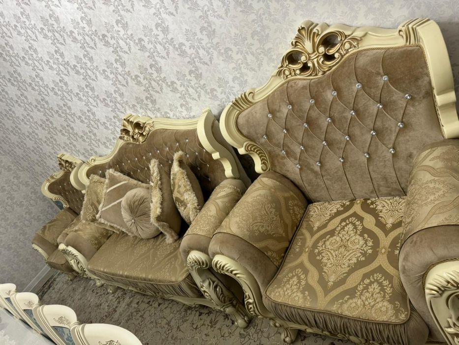 Продается диван в зал