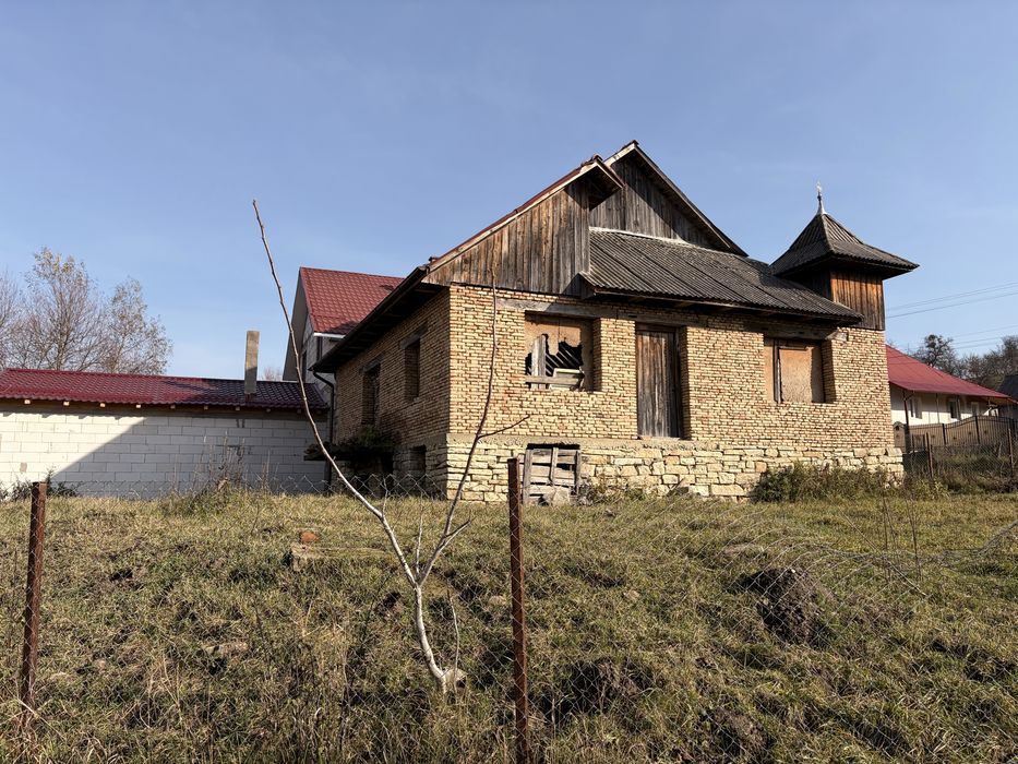 Casă cu teren de vânzare