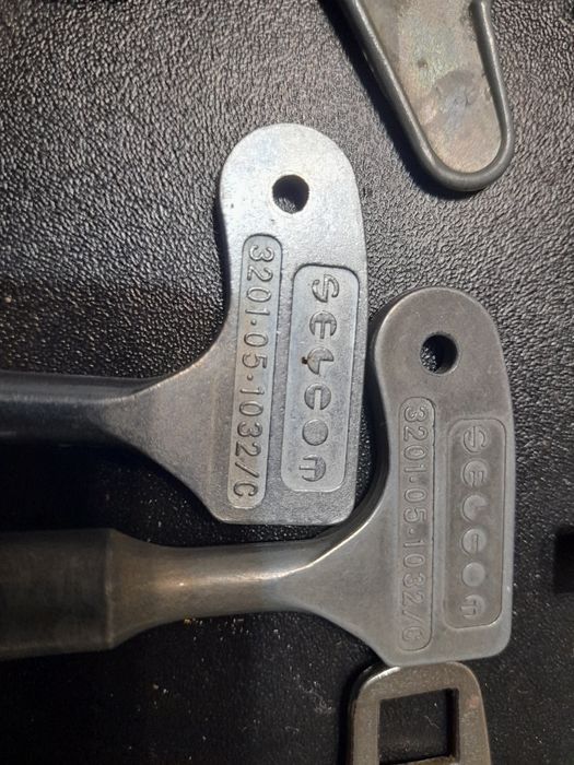 Стари ключове за брави,стенни и др. часовници