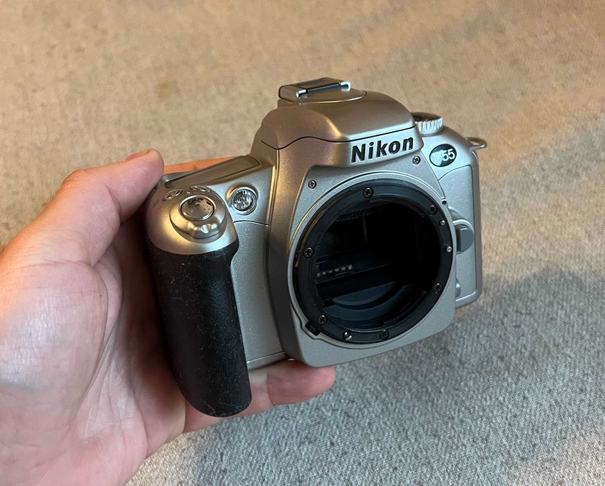 Aparat foto pe film Nikon F55 body – funcțional, fără obiectiv