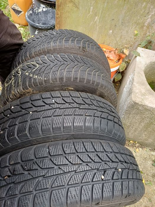 Vand 4 anvelope de iarna 175 70 r14 HANKOOK și GOODYEAR foarte bune