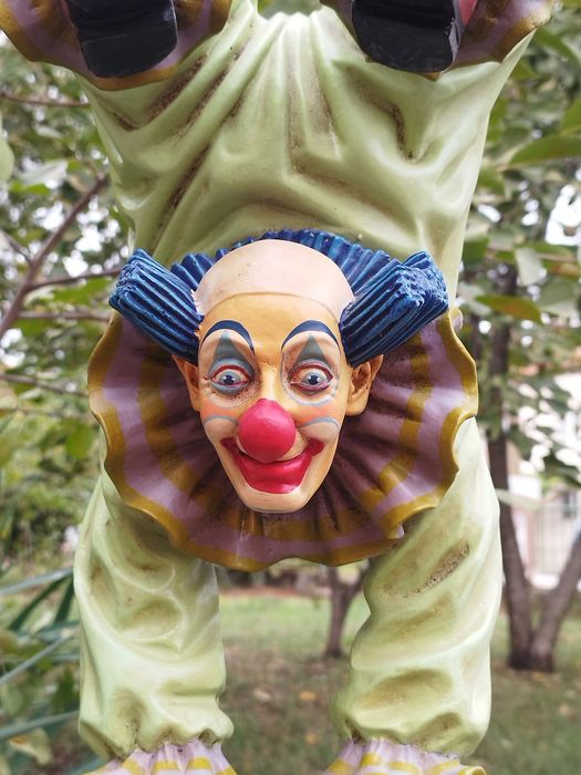 Колекционерска фигура на клоун на филипинския автор Jun Asilo