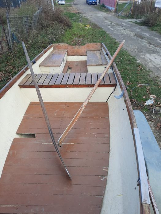 Barcă din fibră cu spațiu de depozitare