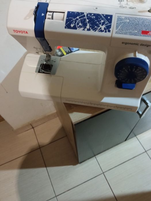 Vinde mașină de cusut
