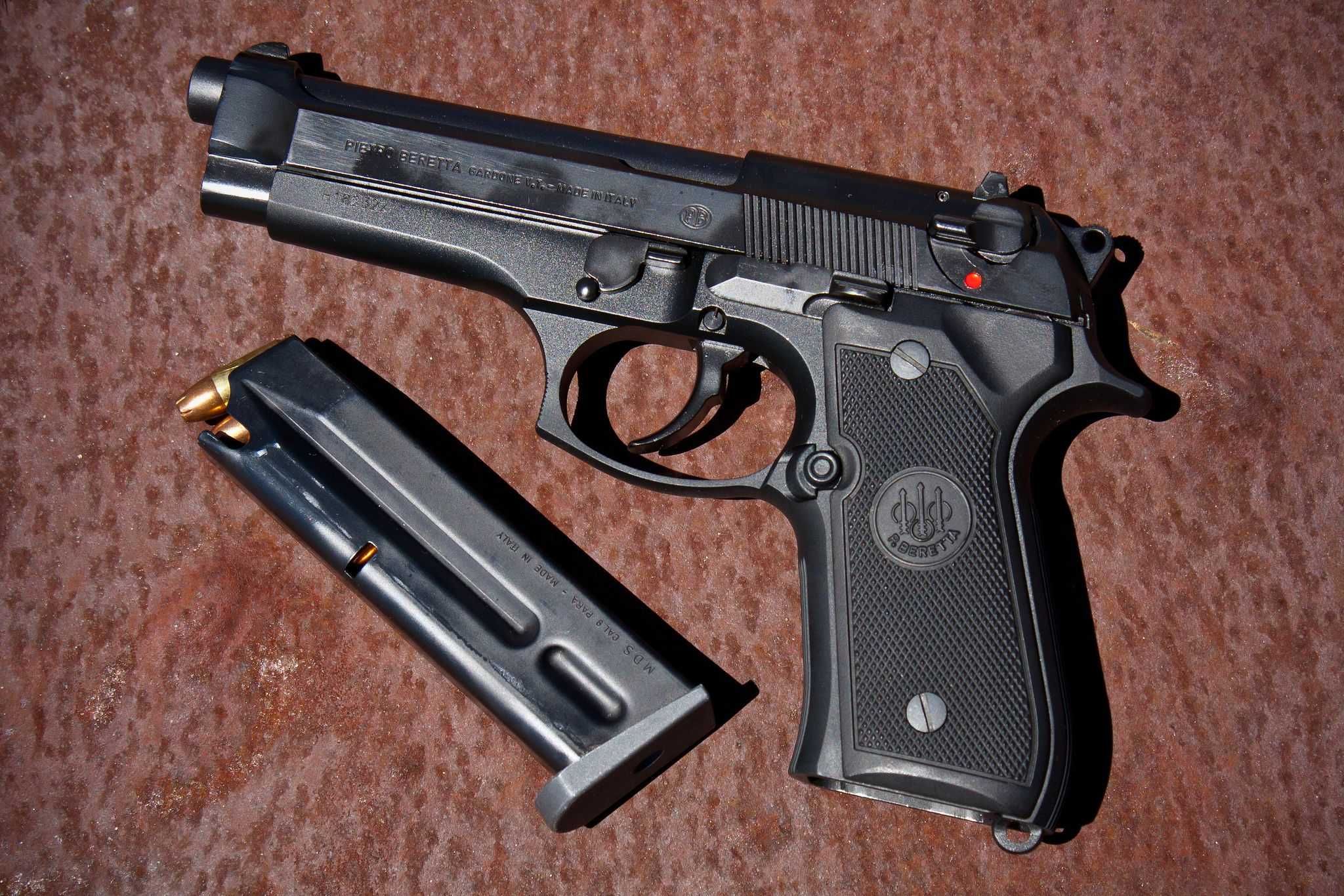 Pistol Airsoft FullMetal 4,4Jouli MODIFICAT REAL->Taurus PT92 Beretta