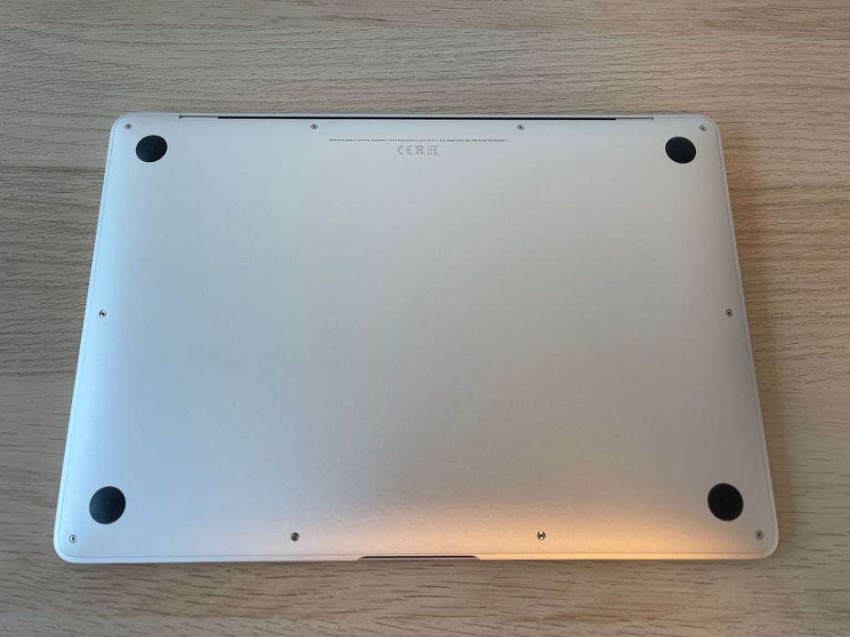 Vând MacBook Air 13 M1 8/256 cu tastatură chirilică (Eng/Rus)