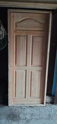 Продам деревянную дверь