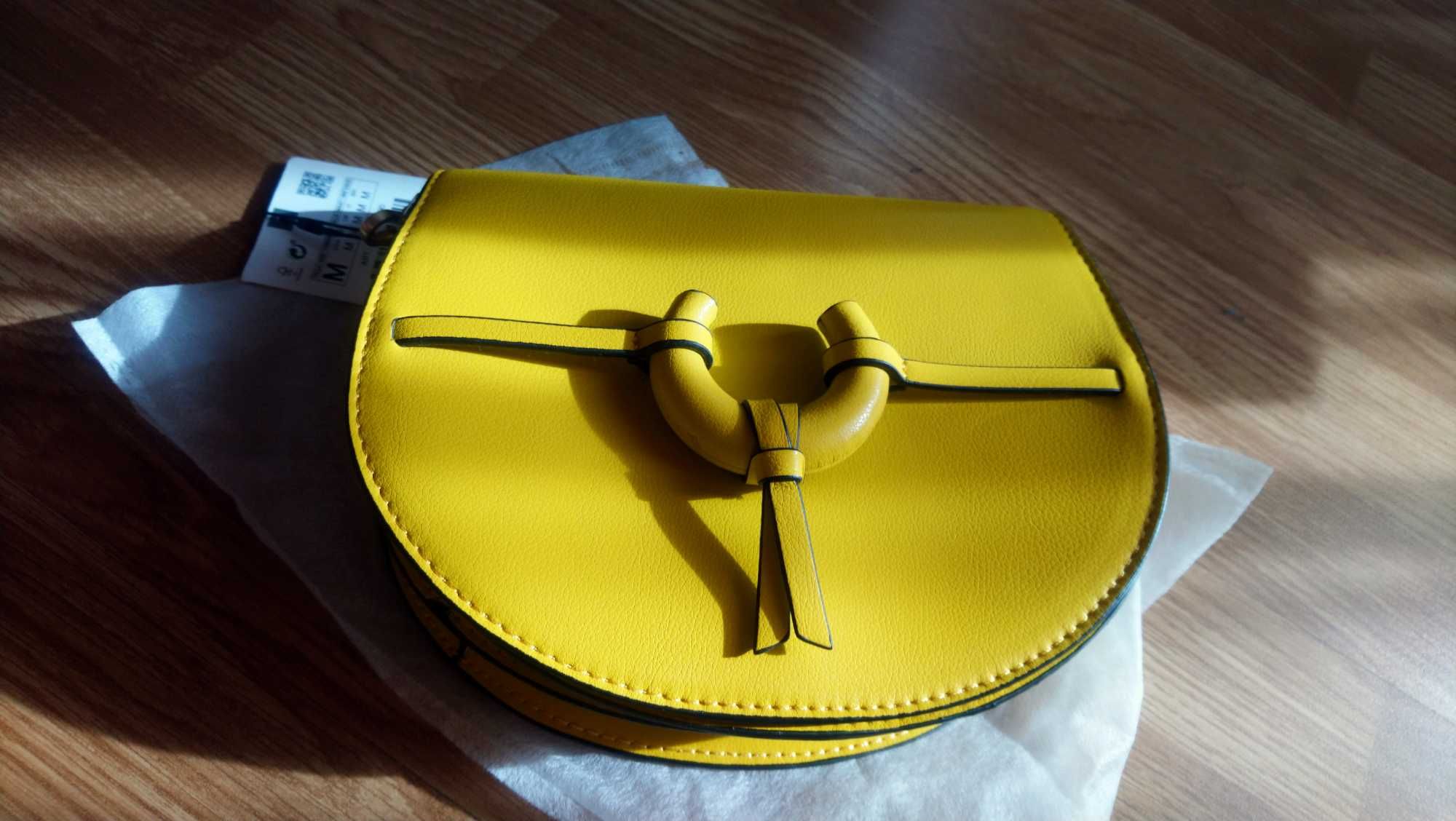 Жълт плетен колан на Zara и чанта