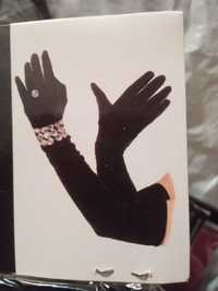 Черные бархатные перчатки