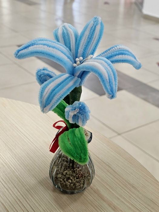 Crini handmade în vază de sticlă