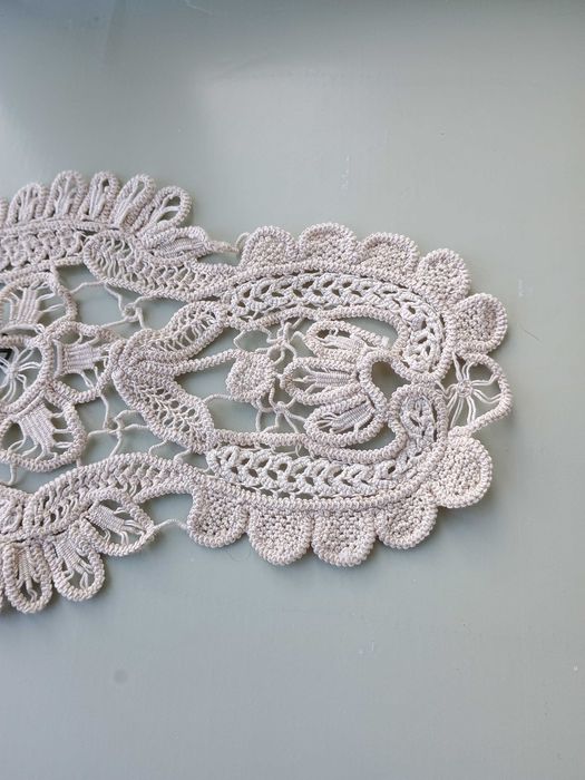 Fata de masa mileu floral macrame alb bej vintage retro