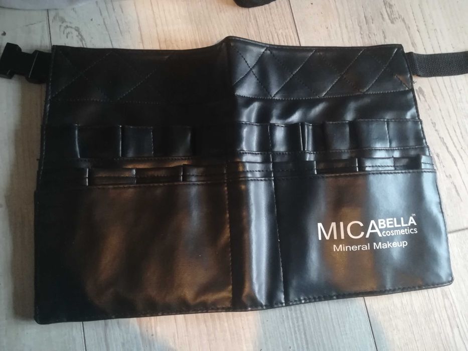 Органайзер за четки за гримове. Подходящ за гримьори.