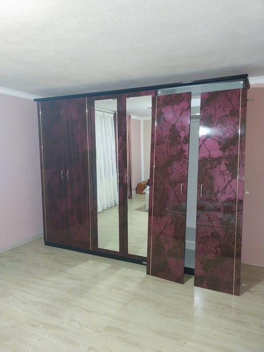 Dulap dormitor, visiniu cu accente aurii