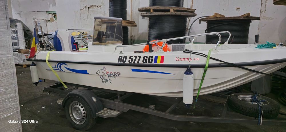 Barca tip catamaran Yammi 400 cu motor honda BF50D  50 cp si peridoc