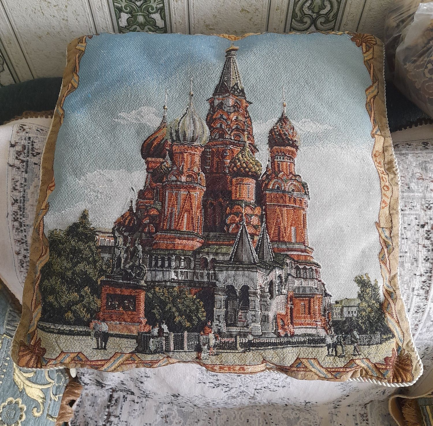 Срочно.Классная,декоративная подушка с гобеленовской вышивкой "Москва"