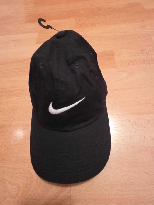 Черна шапка с козерка Nike