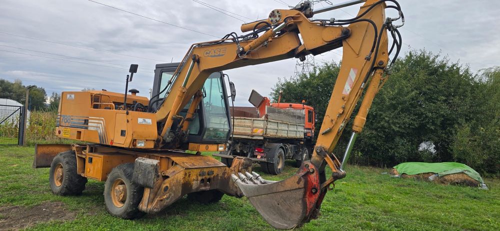 Excavator CASE 788 pe pneuri