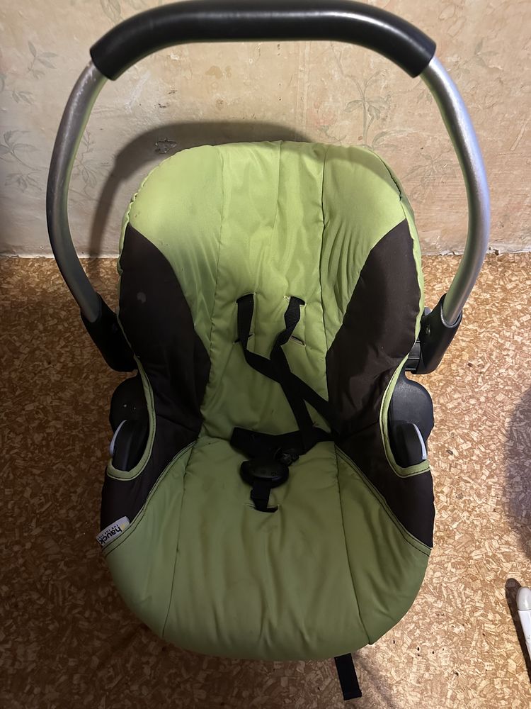 Бебешка люлка е подарена остана столчетои столче за кола.
