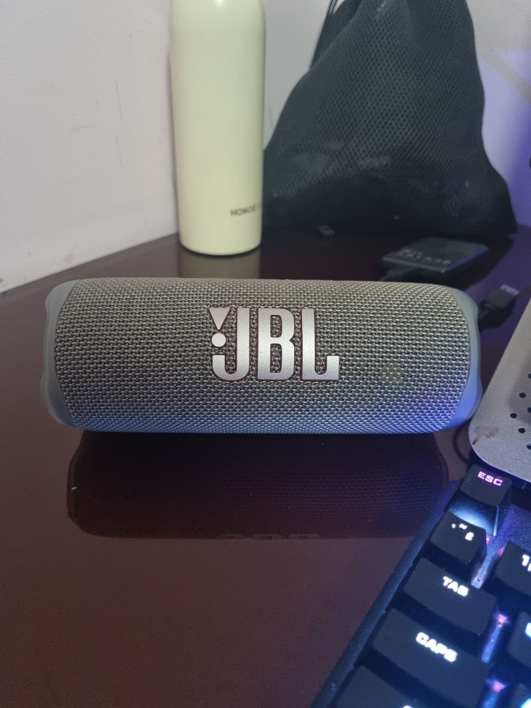 Продаю портативную колонку JBL Flip 6