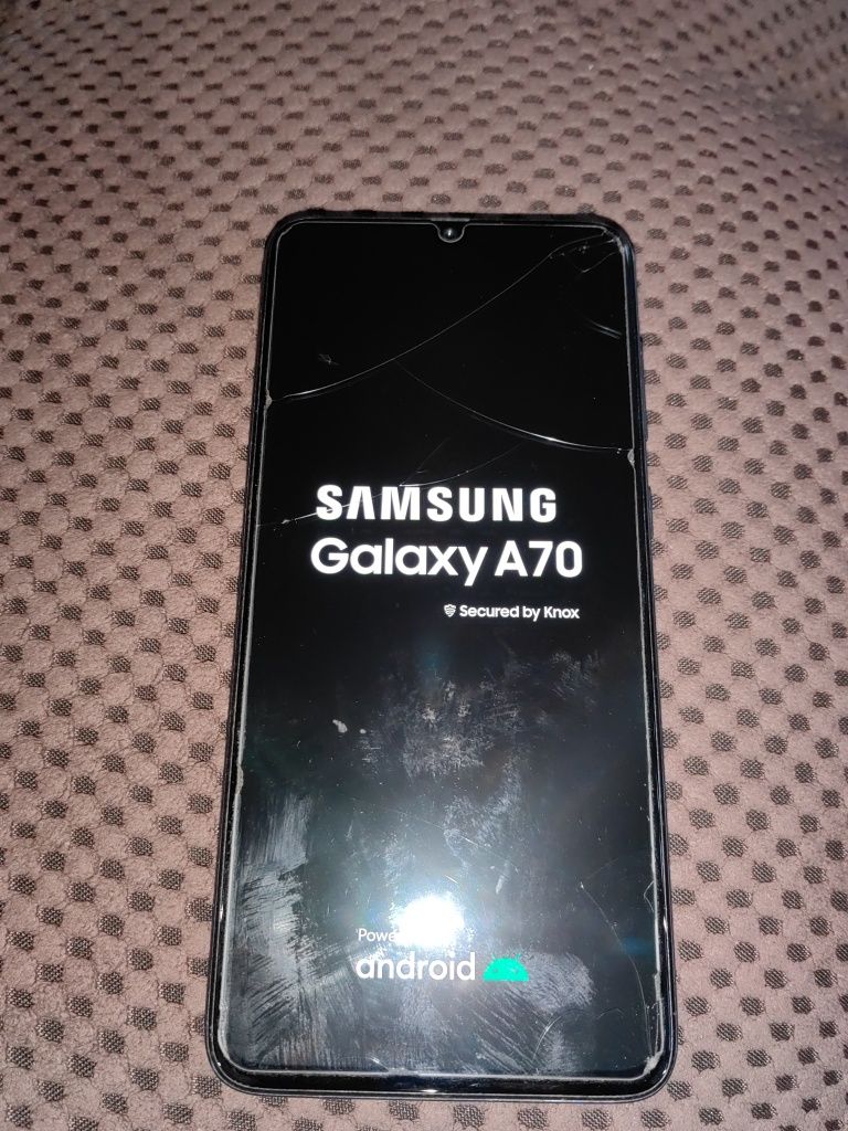 Samsung  A70, 6.7" дисплей, 128GB , 6GB RAM