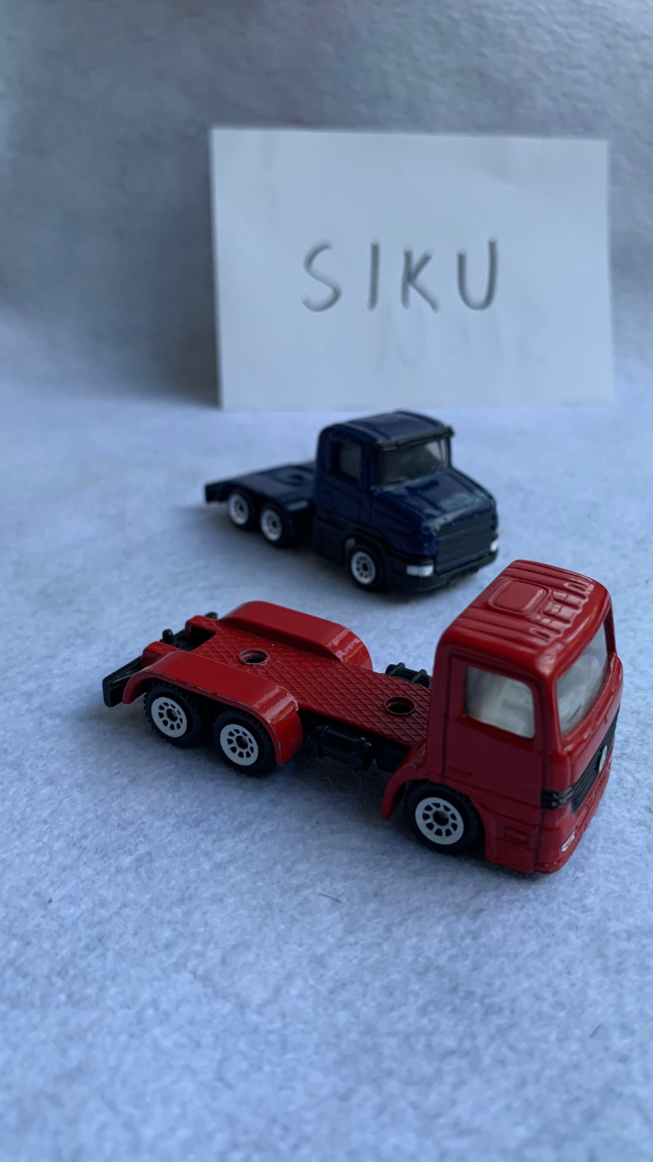 Метални колички на различни производители 1:64