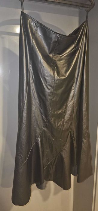 Чисто нова черна дълга лъскава кожена пола, размер "L"
