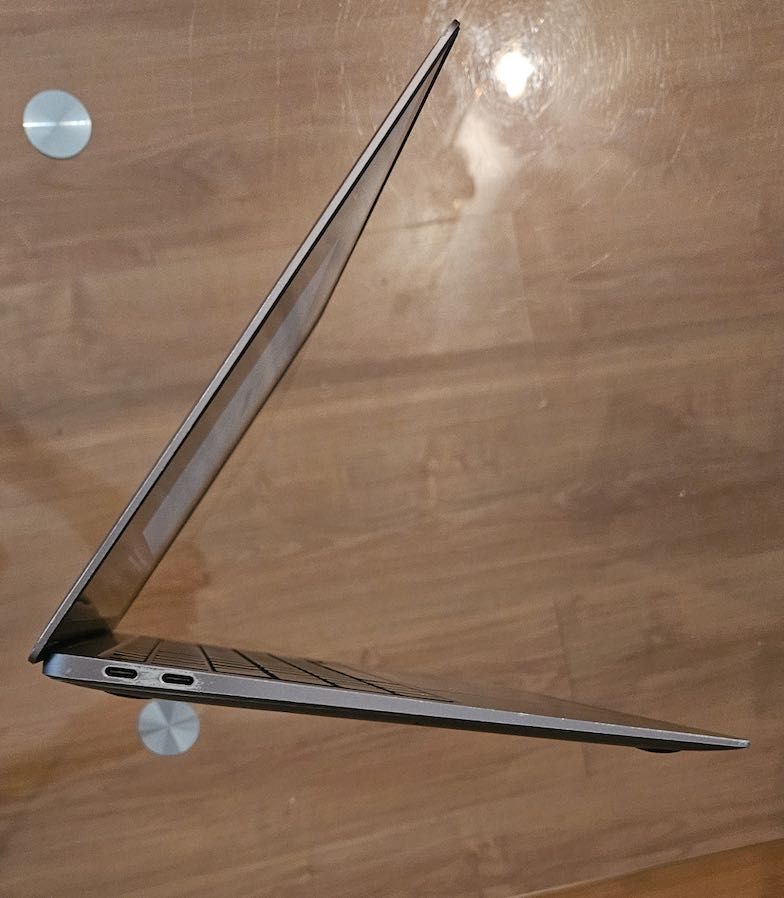 Macbook M1 2020 256gb  -- перфектен екран!