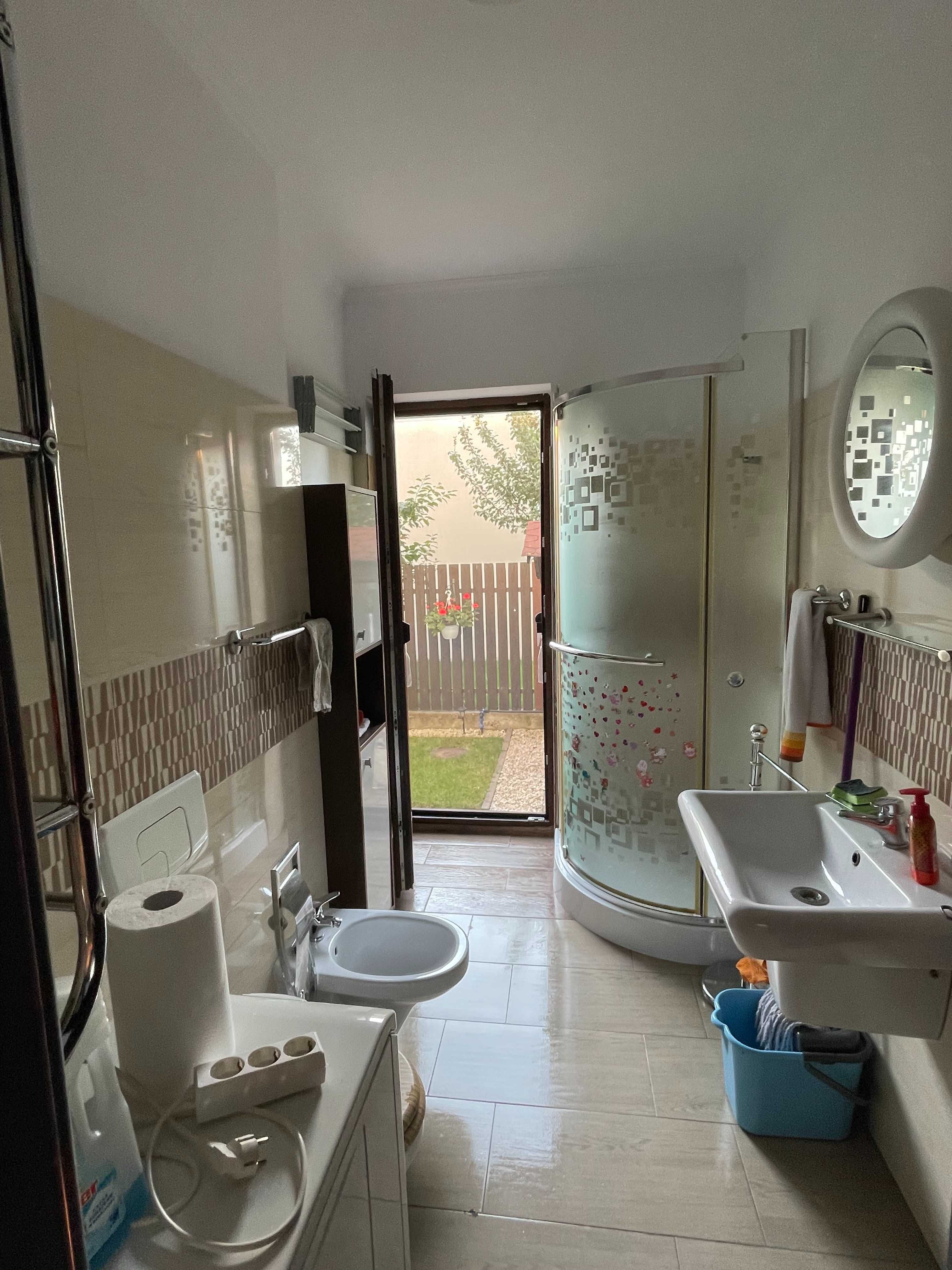 Proprietar, inchiriez apartament 2 camere, parter, curte, loc parcare