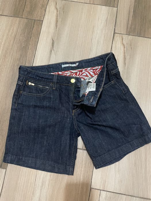 Tommy Hilfiger .Обличани веднъж ,отлични.Със златно лого на марката.28