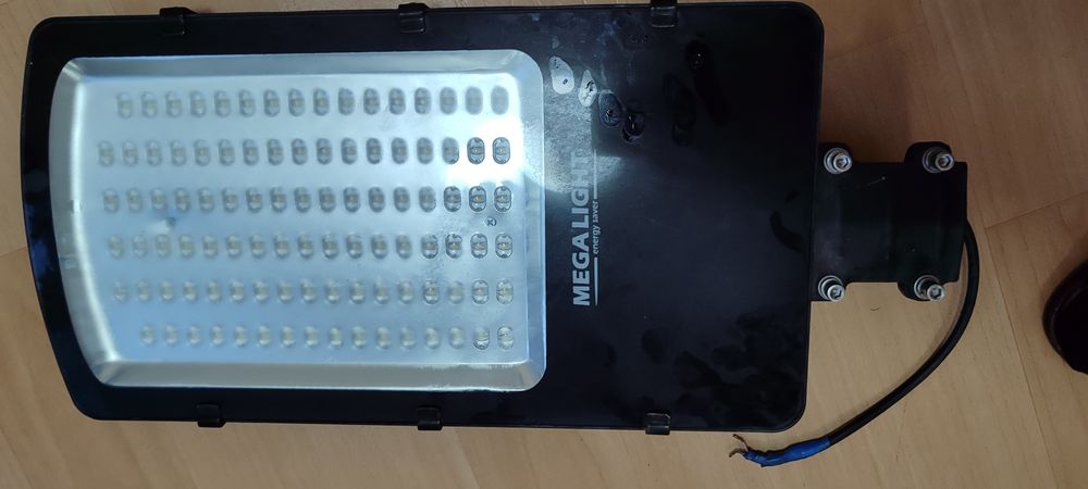 Продается светодиодный светильник 100 вт