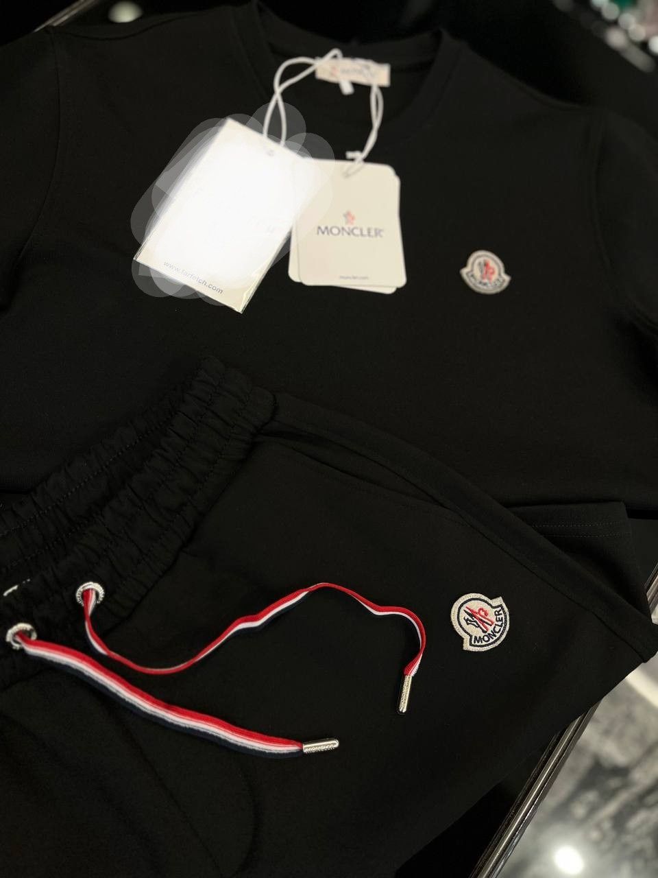 Продавам мъжки спортен комплект Moncler