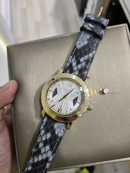 Золотые часы Булгари с очень красивым ремнём из натуральной кожи питон