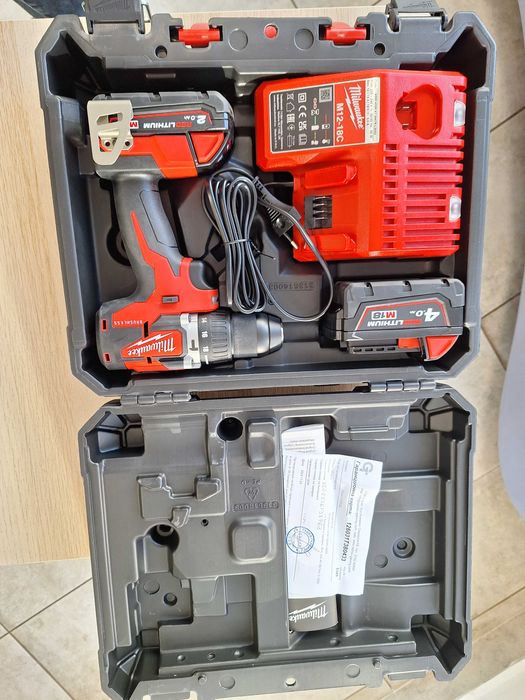 Акумулаторен винтоверт Milwaukee ударен с 2 батерии и зарядно, 18 V,