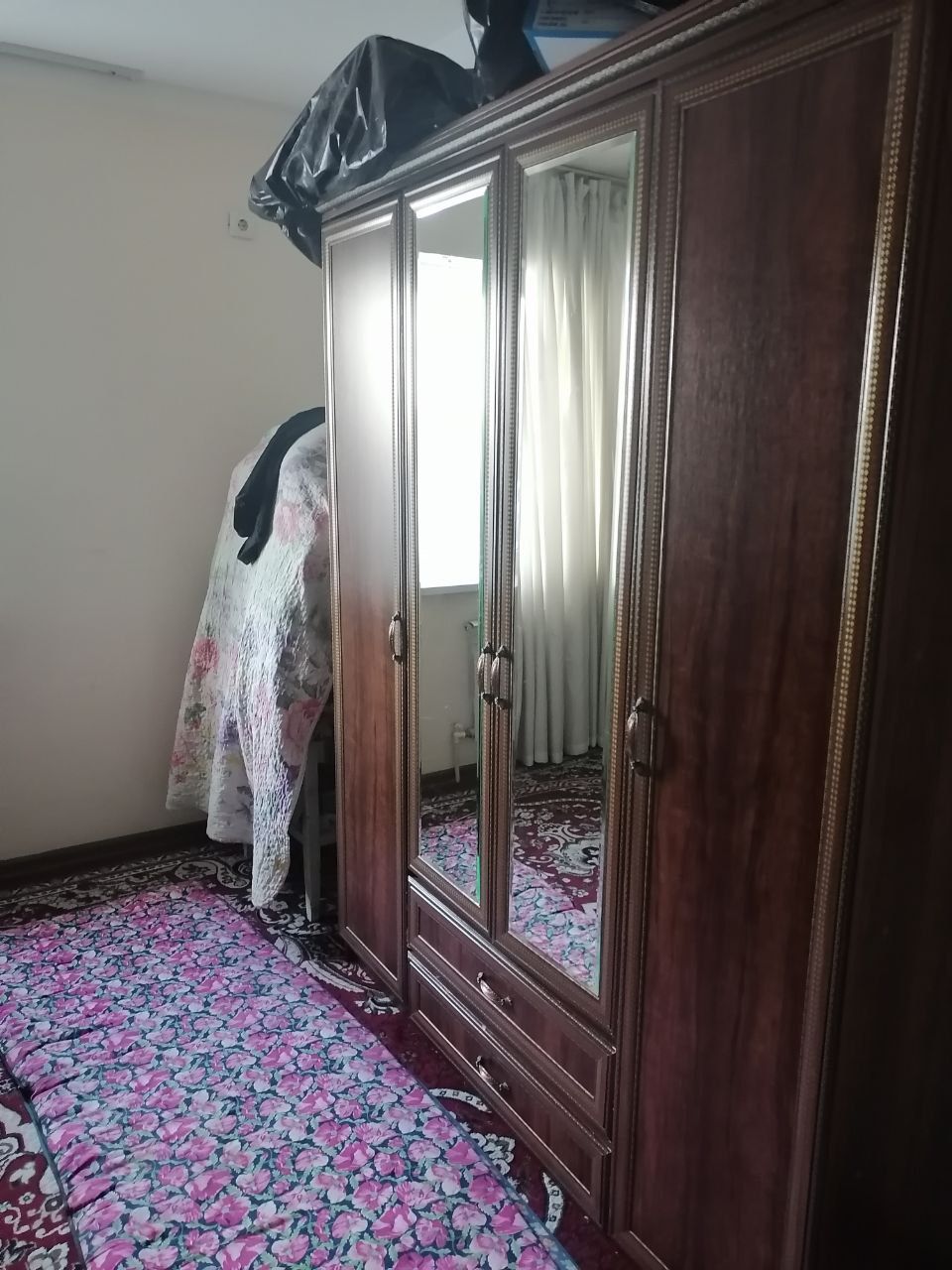 Сдае́тся одна комнатная квартира. Адрес: Карасув ул.Ифтихор 30 дом