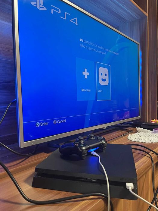 Play Station 4 slim/Плей стейшън 4 слим