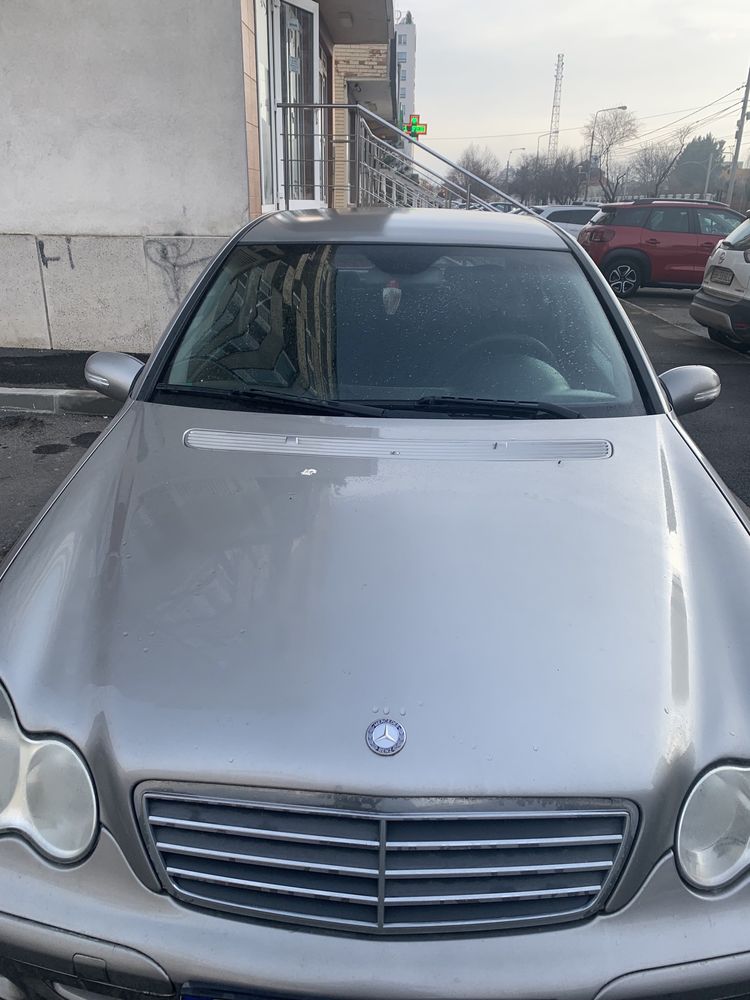 Vând autoturism Mercedes-Benz, C200, din 2005