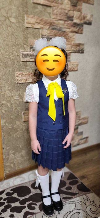 Школьная форма (юбка, жилетка) 2 комплекта в хорошем состоянии