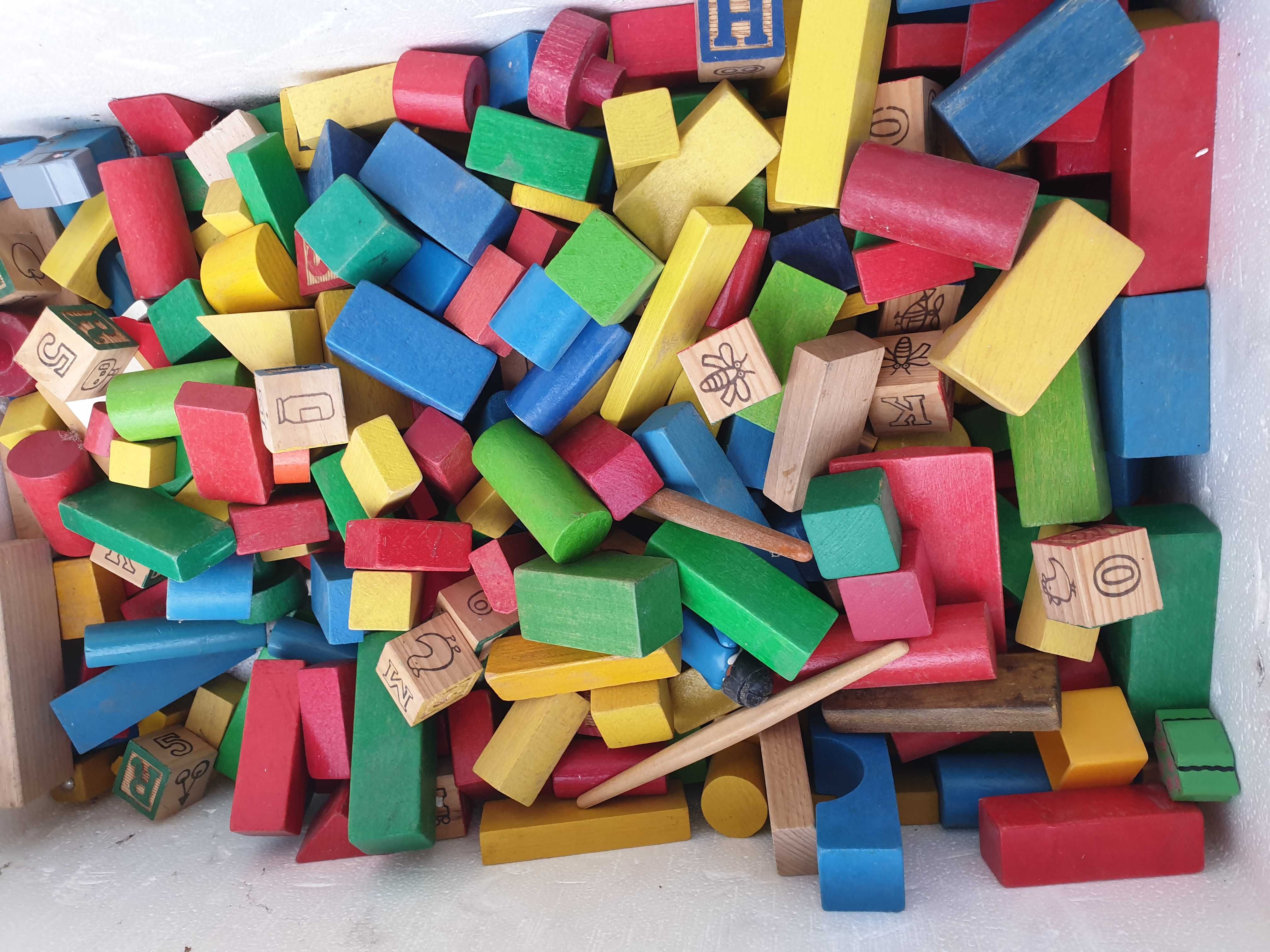 Joc modular  Cuburi, 320  piese diferite forme din lemn multicolor