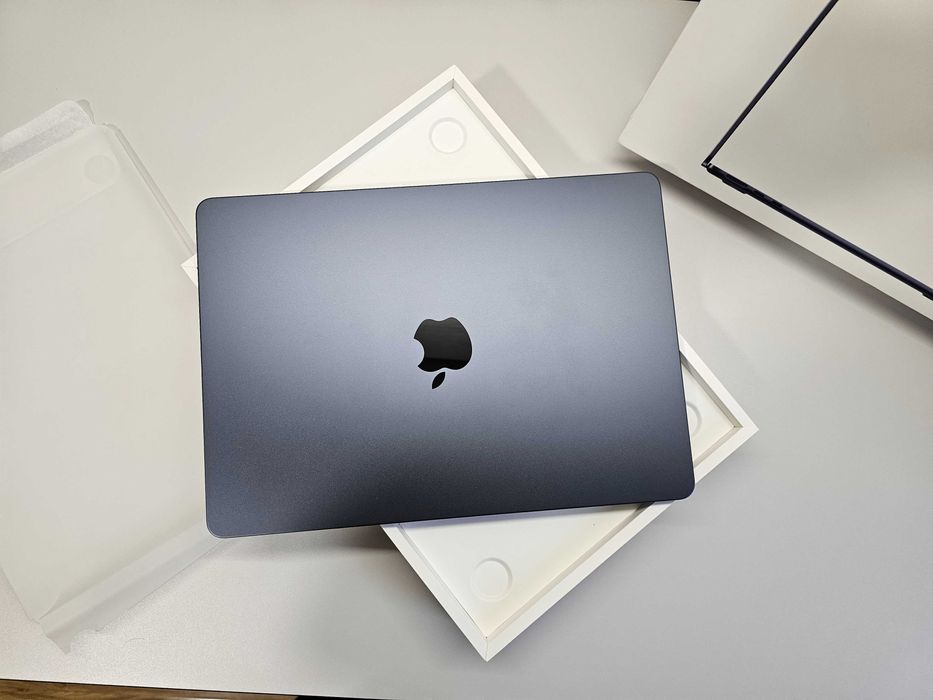 ПРОДАМ Macbook Air 13" inch M2 (16GB/256GB). Практический НОВОЕ.
