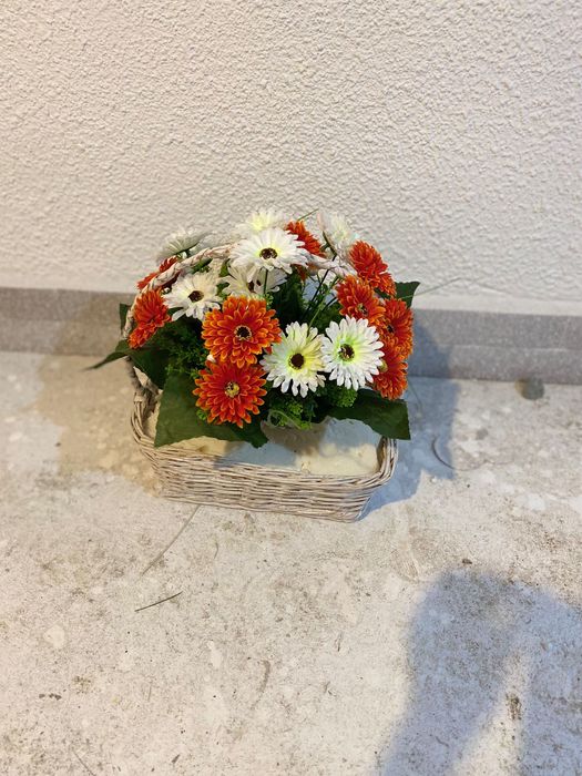 Coșuri cu flori artificiale.Diferite culori și dimensiuni.