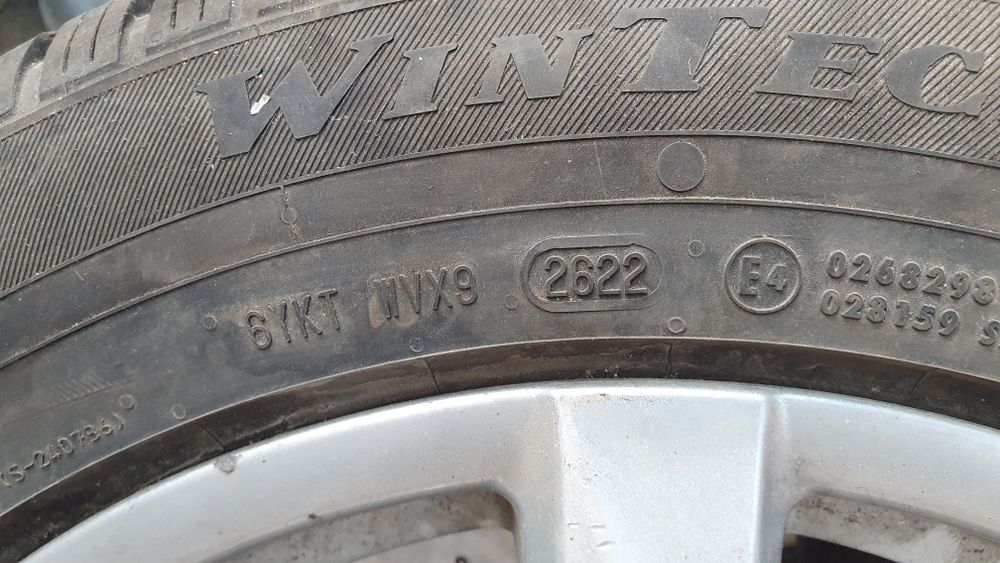 Vând 4 jante cu anvelope (roti) de iarnă 215/60 R17