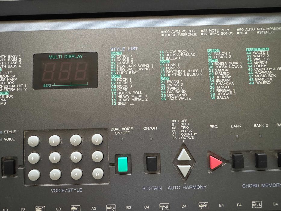 Синтезатор,пиано YAMAHA PSR-300