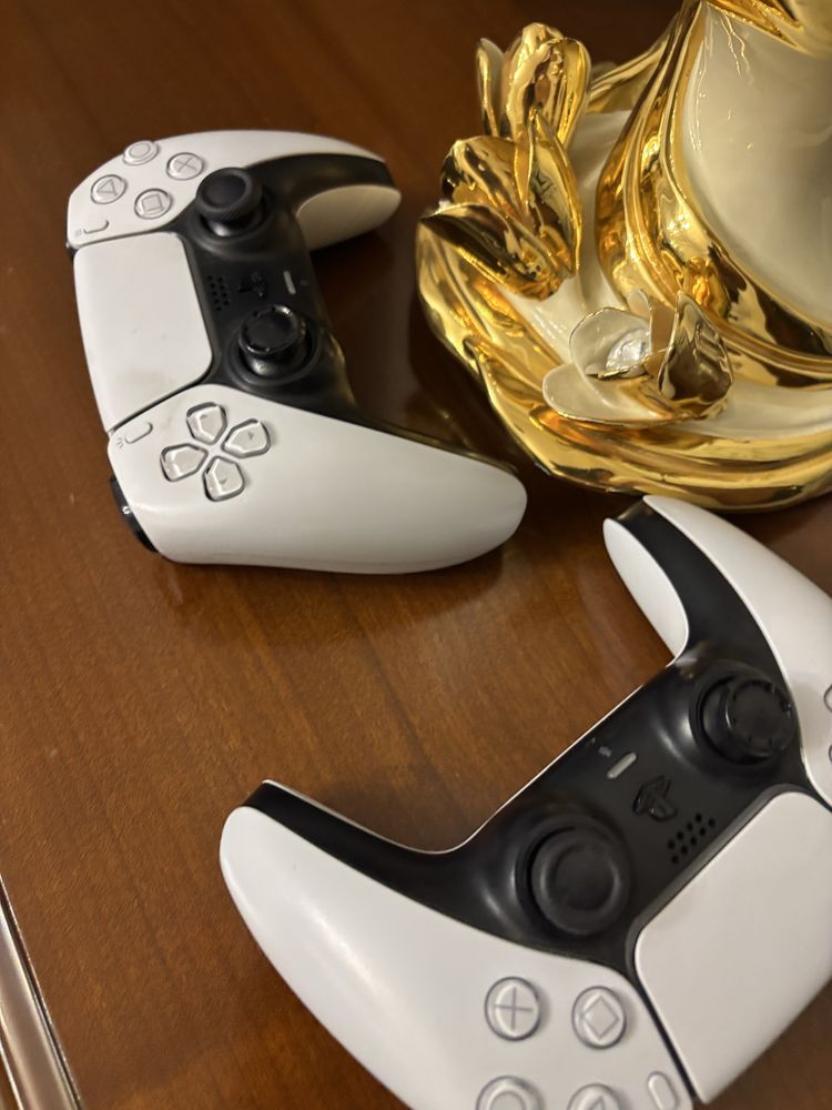 playstation 5 на 1 терабайт с двумя жостиками и играми ( есть проблема
