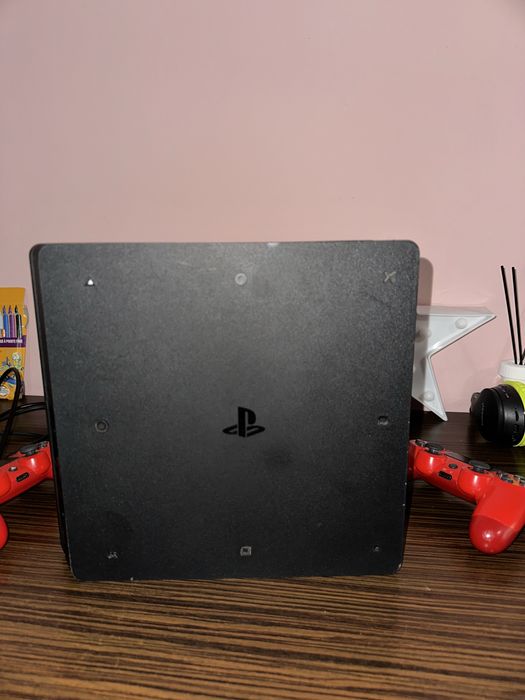 Vand ps 4 slim 1 tb negru cu 2 manete